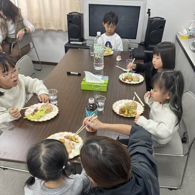 食事を楽しむ子供たちの様子