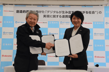 ＜締結式の様子 左から、珠洲市長 泉谷 満寿裕、ドコモ 北陸支社長 出井京子＞