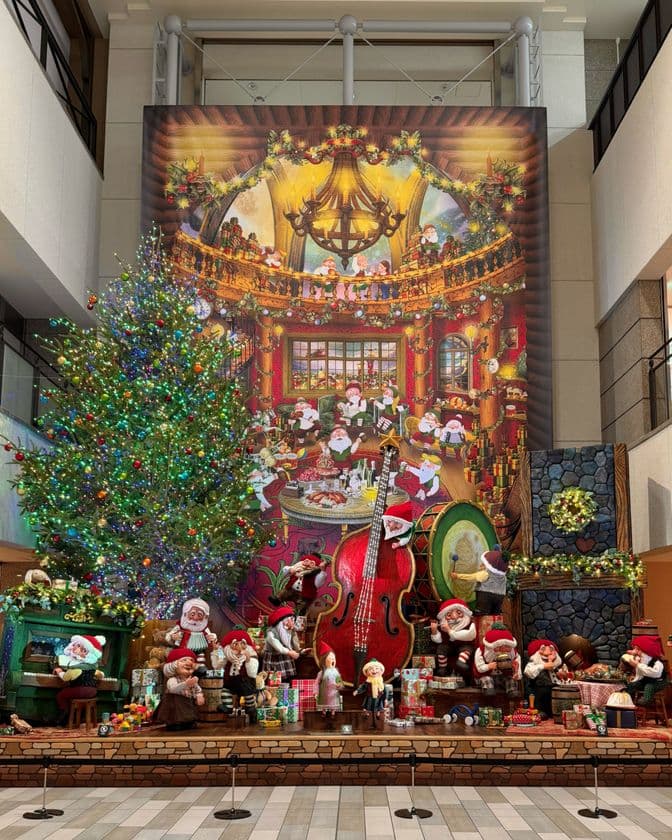 シリーズ第3弾！サンタたちのパーティーが
テーマのクリスマスツリー登場
『SANTA'S WINTER HOLIDAY!!』阪急三番街で開催