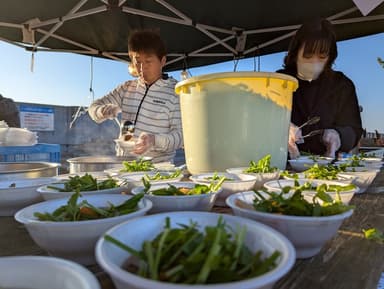 せり鍋を取り分け