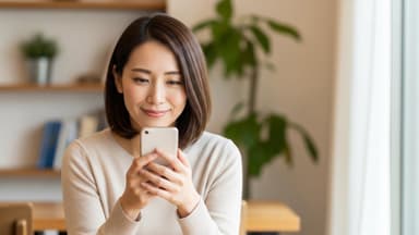 悩んでいる人がスマホで記事を見て安心している様子(1)