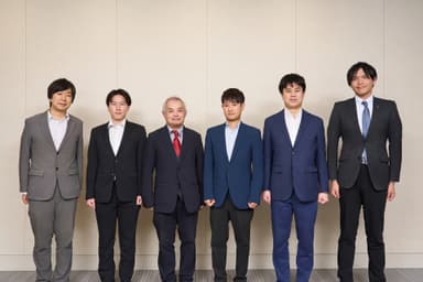 東洋製罐グループホールディングス株式会社　永井 恒明氏(左から3番目)、清水 秀平氏(左から4番目)