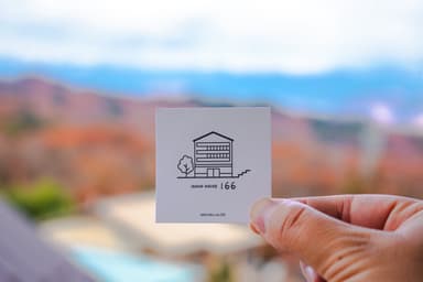 オリジナルステッカーと窓からの風景