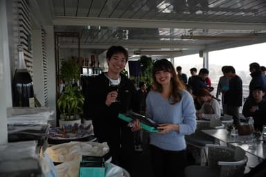 ビンゴ大会の景品授与の様子