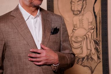 軸装に使う布地「裂地(きれじ)」で表装された絵図とRIKYU CHIEF