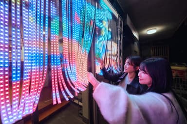 鮮やかなLEDのれんがお出迎え