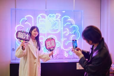 脳汁ネオンは人気のフォトスポットに