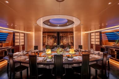 ジュメイラ「ザ・マルテーゼ・ファルコン」レストラン ダイニングテーブル