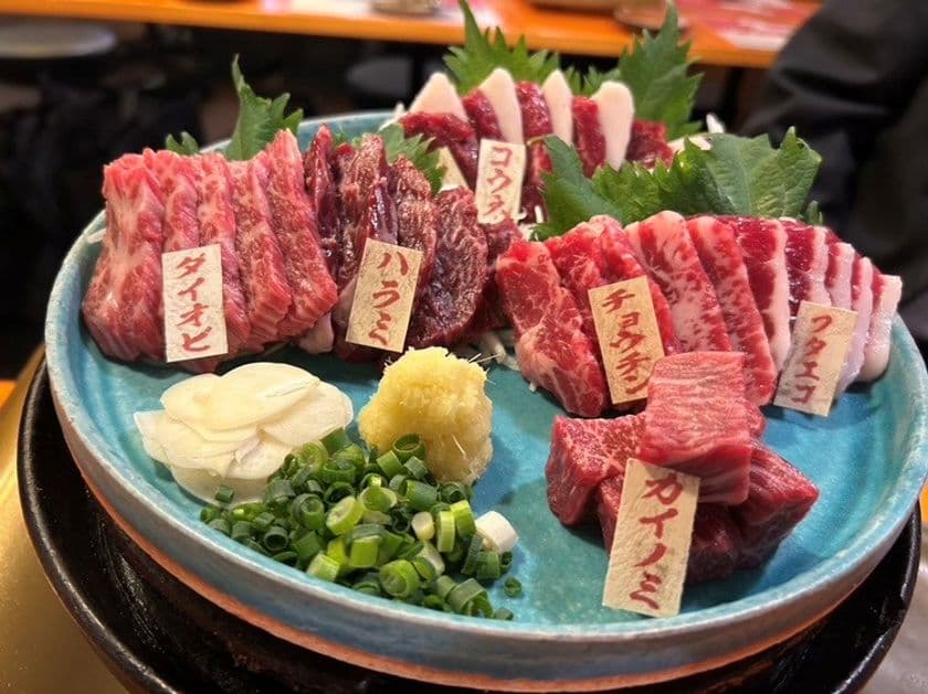 肉の旨さ革命、始動。25年12月9日　
東京・恵比寿に「日本のお酒と馬肉料理 うまえびす」
堂々リニューアルオープン！