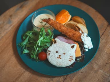 看板猫「ばん＆ぷー」をモチーフにしたオリジナルサンドイッチプレート。