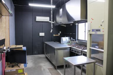 改装前のシェアスペース「繊月」(せんげつ)厨房