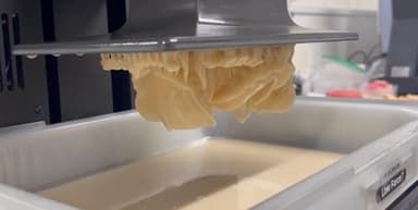 実際にスキャンデータを元に造形しているプリントデンチャーの様子