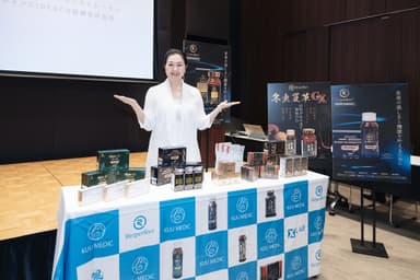 空メディック「Reiperfect」シリーズ商品と森柾 秀美先生で記念撮影