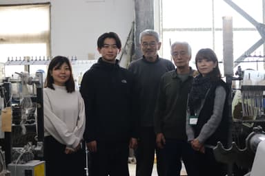 滋賀県湖東地域で古くから麻を織っている藤居織物さん(中央と右から2番目)と滋賀麻工業さん(左から2番目)