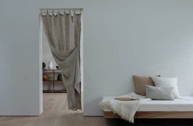 目隠しとしての使用例.廃棄生地をなくす観点からタッセルはありません