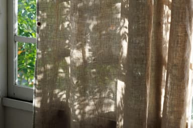 光や景色と一体化した黒大麻カーテン