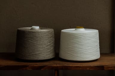 (左)黒大麻生成り (右)黒大麻を晒したもの