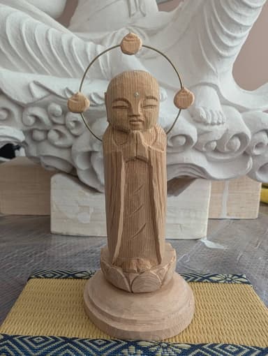 誠恵高校クリエイティブクラブ仏像彫刻部は毎月、榎本仏師から仏像彫刻の指導を受けております。