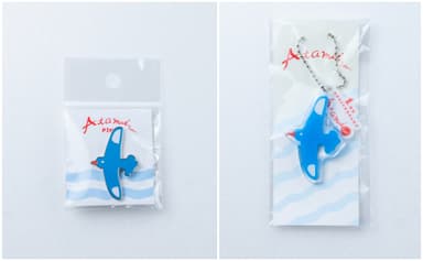 (左)ピンバッチ　(右)アクリルキーホルダー