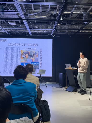 上川町の説明をする、三谷氏