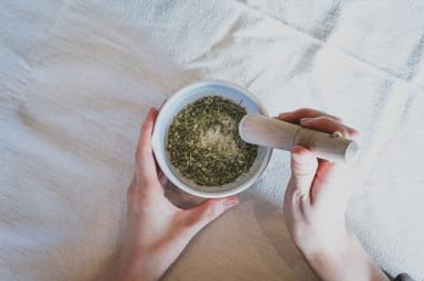 ハーブソルトを作っている場面