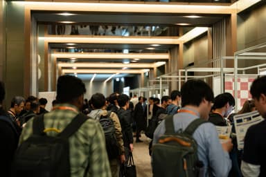 スポンサーブースが立ち並ぶ会場の様子