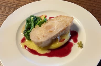 地鶏のロースト山葡萄のソース