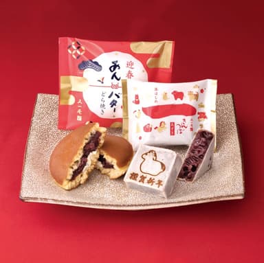 左：あんバターどら焼き 1個250円、右：干支焼印きんつば 1個200円