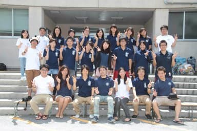 「第1回やんばる寺子屋」で子どもたちと交流する琉球大学医学部地域医療研究会の皆さん