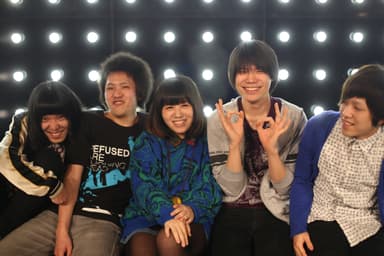 ノルベサ3Fイベントスペースで取材を受ける『最終少女ひかさ』メンバー