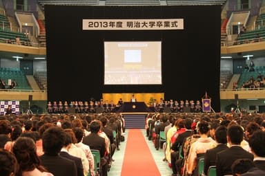 2013年度明治大学卒業式の様子