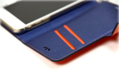 カードホルダ内部は外側と同色