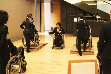障害のある講師が教えるユニバーサルマナー研修