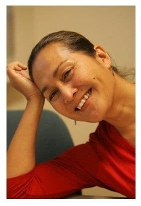 写真右は「細い目」のヤスミン・アフマド監督