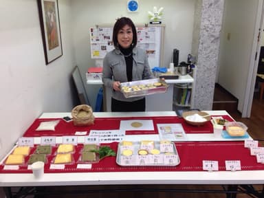 試食会にて、さくら工房　櫻井友子が説明