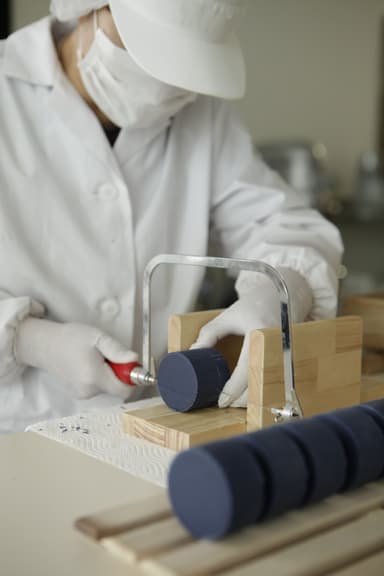 藍染め石けん製造風景
