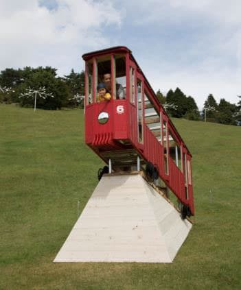 【展示作品イメージ】中出武彦《六甲の赤いケーブルカー》（2014年の展示作品）