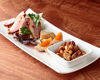 ビール用に素材をチョイスし、オーフェンの燻製機で作っている自家製の燻製