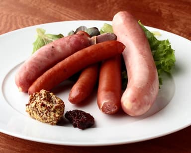 2種のマスタードがアクセントのソーセージ盛り合わせ