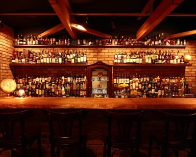 レアな1本も含む、400本のボトルは横浜駅西口随一