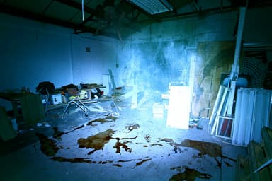 志賀 理江子《Mapping Indonesia Snowing, in a London Junk Jungle》「Quiet Lunch」より　2008年