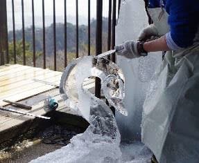 氷彫刻の制作実演