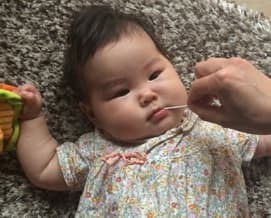 赤ちゃんのストレスをアミラーゼで測定している様子