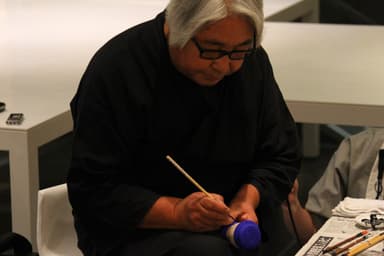 こけし職人 菅原 和平氏 絵付け風景