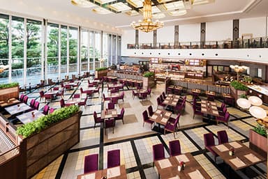 陽光差し込む昼間の店内