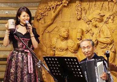 【琵琶湖ホテル】杉村寿治(アコーディオン)、山口ひとみ(歌)