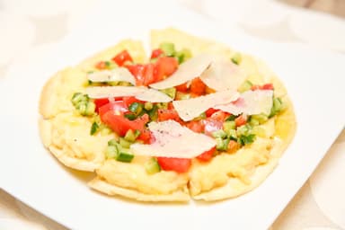 はんぺんで作ったムースのトルティーヤピザ～トマトとキュウリの夏野菜ドレッシング添え～