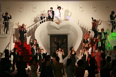 ドレスでバカ騒ぎ