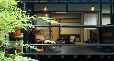 庭園外池を望む弘陽亭