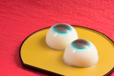 おばけのパーティーをみつめてる
